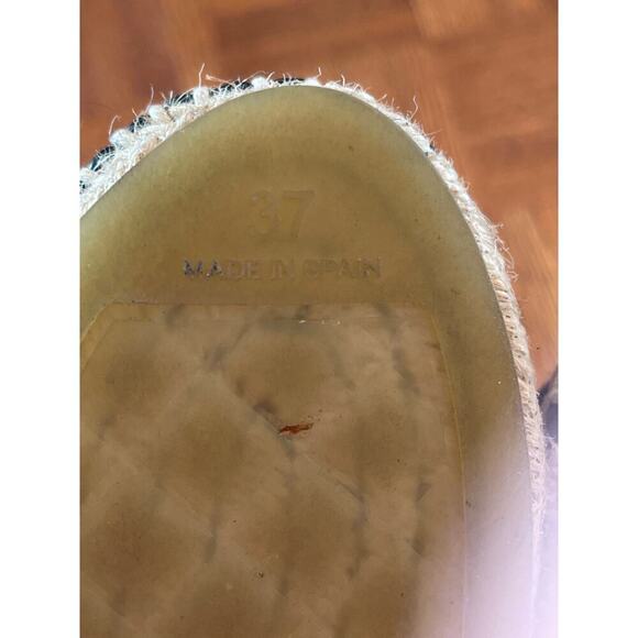 CHANEL
Patent Tweed Splatter Paint Print Cap
Toe CC Espadrilles 37 / 6.5 - Picture 6 of 10
